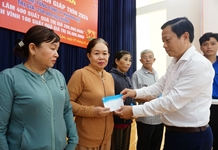 Trao 500 phần quà Tết cho hộ nghèo, cận nghèo, hộ khó khăn tại Cam Lâm và Khánh Vĩnh