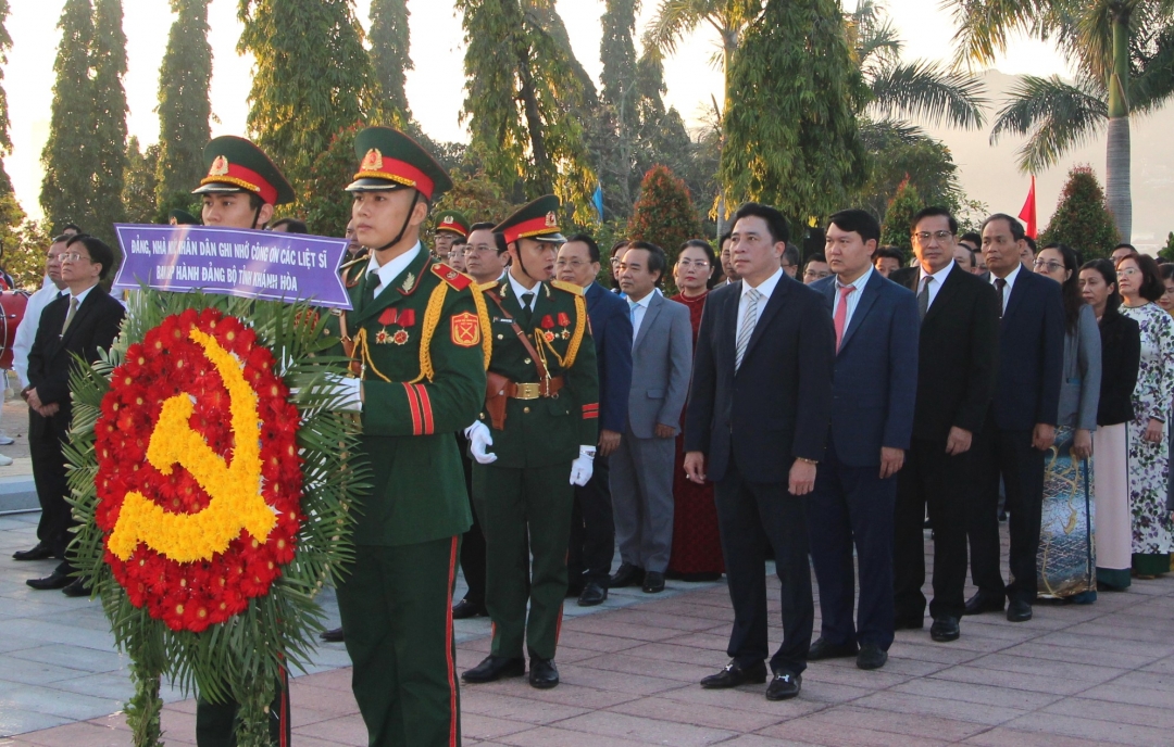 Lãnh đạo tỉnh viếng nghĩa trang Liệt sĩ Hòn Dung