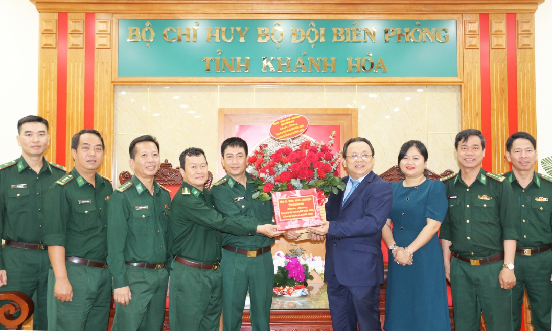 Phó Chủ tịch Thường trực UBND tỉnh Lê Hữu Hoàng thăm, chúc mừng Bộ Chỉ huy Bộ đội Biên phòng tỉnh
