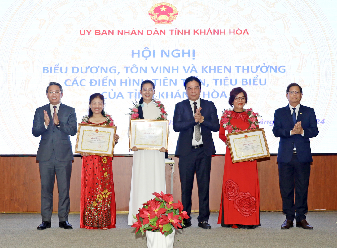 Biểu dương, khen thưởng 3 cá nhân điển hình tiên tiến, tiêu biểu