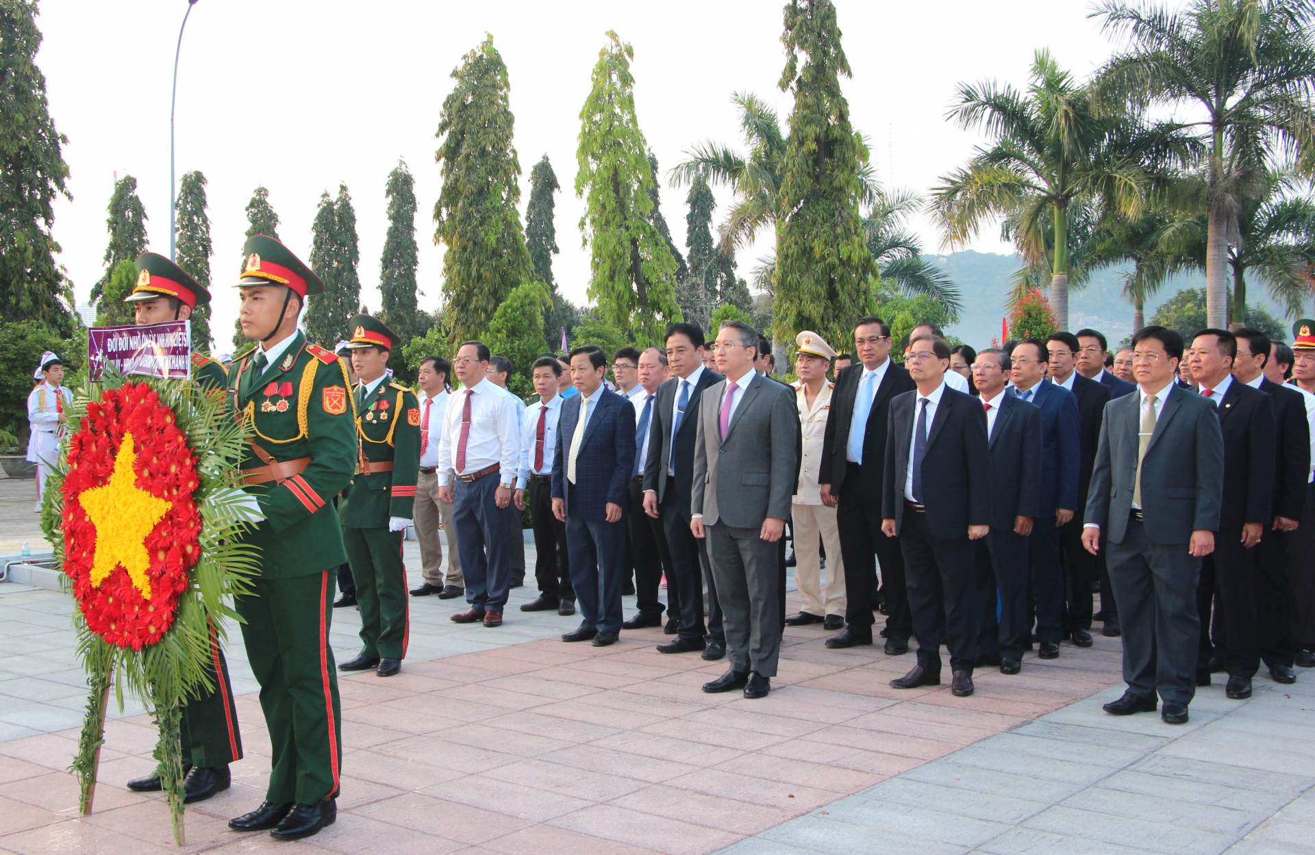 Lãnh đạo tỉnh và TP. Nha Trang dâng hoa, dâng hương viếng nghĩa trang Liệt sĩ Hòn Dung