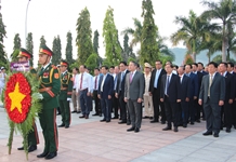 Lãnh đạo tỉnh và TP. Nha Trang dâng hoa, dâng hương viếng nghĩa trang Liệt sĩ Hòn Dung