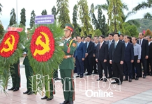 Lãnh đạo Đảng, Nhà nước và tỉnh Khánh Hòa đặt vòng hoa, dâng hương viếng Nghĩa trang liệt sĩ Hòn Dung