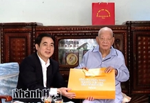 Bí thư Tỉnh ủy Khánh Hòa Nghiêm Xuân Thành: Thăm, tặng quà các cán bộ lão thành và cán bộ tiền khởi nghĩa ở Nha Trang