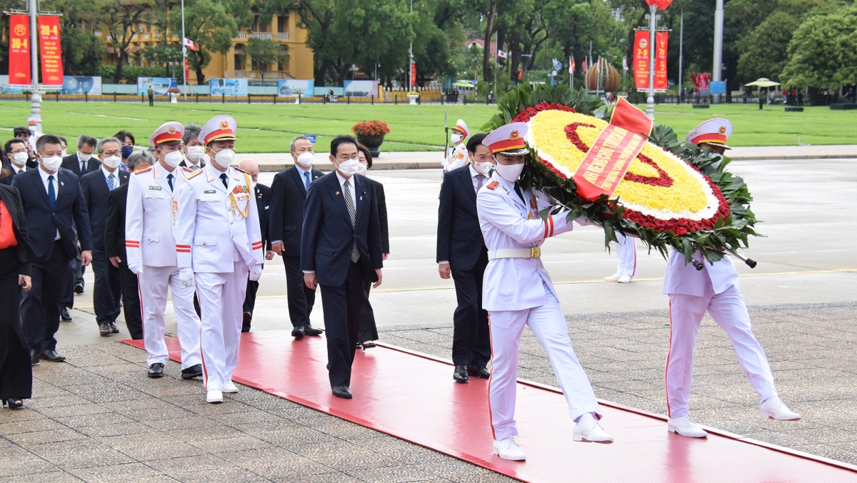 Thủ tướng Nhật Bản vào Lăng viếng Chủ tịch Hồ Chí Minh      
