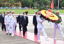 Thủ tướng Nhật Bản vào Lăng viếng Chủ tịch Hồ Chí Minh