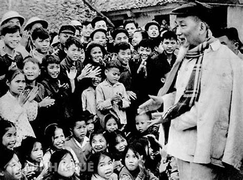 Phát triển con người Việt Nam thời kỳ mới theo chủ nghĩa nhân văn Hồ Chí Minh