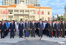 Gần 1.300 người tham gia lễ chào cờ tháng 7