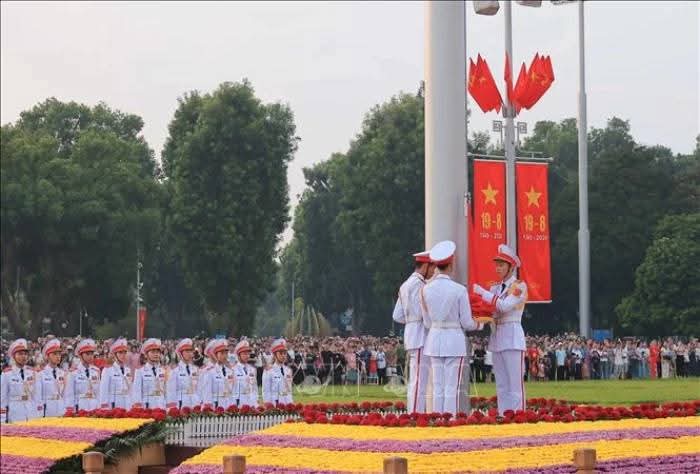 Hàng nghìn người dân tham dự Lễ Thượng cờ tại Quảng trường Ba Đình