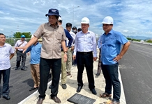 Ông Nguyễn Anh Tuấn thị sát tiến độ trước khi thông xe tạm thời một phần nút giao thông Ngọc Hội