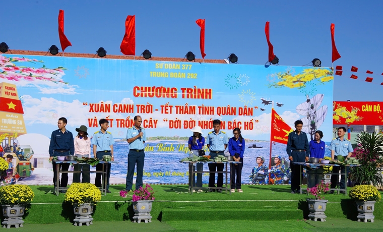 Sư đoàn 377 tổ chức Chương trình “Xuân canh trời - Tết thắm tình quân dân”