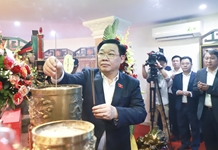 Chủ tịch Quốc hội Vương Đình Huệ dâng hương tại Tháp Trầm Hương