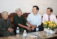 Phó Thủ tướng Chính phủ Mai Văn Chính: Thăm, tặng quà cho gia đình cán bộ tiền khởi nghĩa ở Ninh Hòa