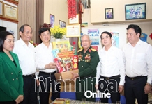 Chủ nhiệm Ủy ban Kiểm tra Trung ương Nguyễn Duy Ngọc: Thăm, tặng quà cho gia đình người có công tiêu biểu ở Nha Trang