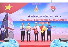 Tiễn đoàn "Hành trình tuổi trẻ vì biển, đảo quê hương”