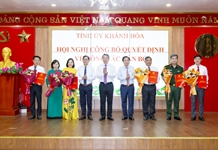 Ban Thường vụ Tỉnh ủy Khánh Hòa trao quyết định về công tác cán bộ