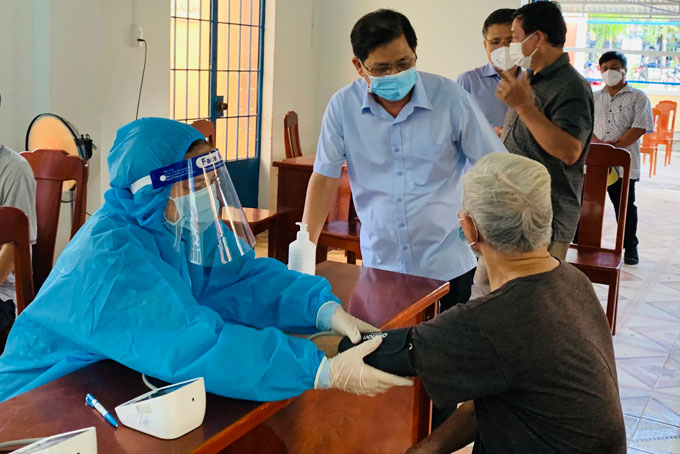 Chủ tịch UBND tỉnh Nguyễn Tấn Tuân kiểm tra việc tiêm vắc xin ở Nha Trang và Cam Lâm