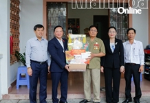 Phó Chủ tịch Quốc hội Nguyễn Khắc Định thăm, tặng quà cho người có công tiêu biểu và nguyên lãnh đạo tỉnh Khánh Hòa