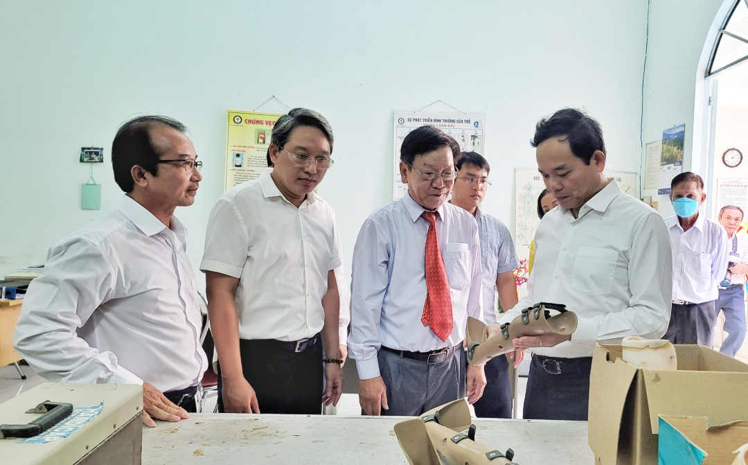Phó Thủ tướng Trần Lưu Quang thăm cán bộ, giáo viên Trung tâm Phục hồi chức năng - Giáo dục trẻ em khuyết tật tỉnh