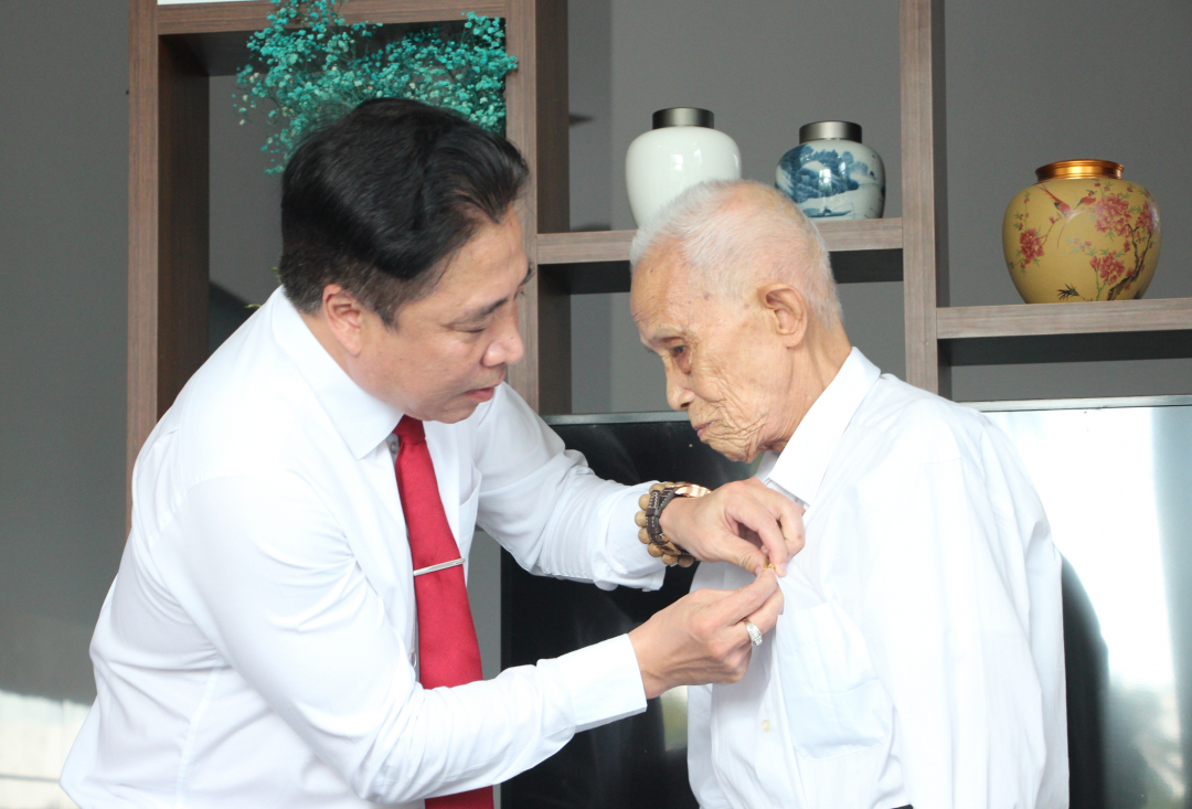 Trao Huy hiệu 75 năm tuổi Đảng cho đảng viên tiêu biểu tại Vạn Ninh