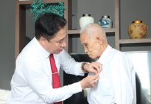Trao Huy hiệu 75 năm tuổi Đảng cho đảng viên tiêu biểu tại Vạn Ninh