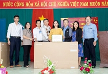 Đoàn công tác các đơn vị giúp đỡ xã Sơn Lâm thăm và tặng quà Tết Trường Trung học cơ sở Sơn Lâm