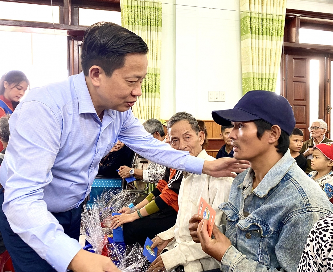 Trao tặng 200 suất quà cho người nghèo, có hoàn cảnh khó khăn