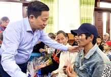 Trao tặng 200 suất quà cho người nghèo, có hoàn cảnh khó khăn
