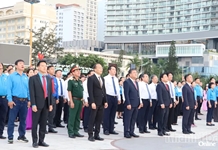 Trang trọng Lễ chào cờ kỷ niệm 140 năm Ngày Quốc tế Lao động