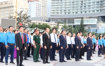 Trang trọng Lễ chào cờ kỷ niệm 140 năm Ngày Quốc tế Lao động