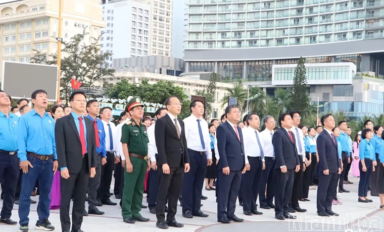 Trang trọng Lễ chào cờ kỷ niệm 140 năm Ngày Quốc tế Lao động