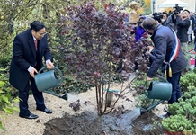 Thủ tướng dâng hoa tại Tượng đài Chủ tịch Hồ Chí Minh ở Pháp