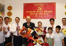 Trao Huy hiệu 75 năm và 70 năm tuổi Đảng cho các đảng viên tiêu biểu tại TP. Nha Trang và huyện Diên Khánh