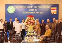 Chủ tịch UBMTTQ Việt Nam tỉnh Khánh Hòa Trần Thu Mai đến thăm, chúc mừng các cơ sở Phật giáo nhân Đại lễ Phật đản Vesak 2025