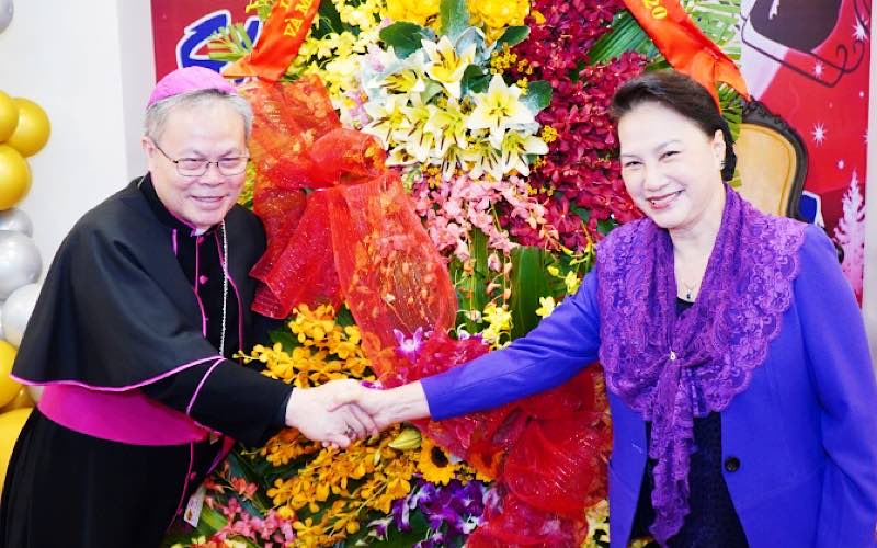 Chủ tịch QH Nguyễn Thị Kim Ngân thăm, chúc mừng lễ Giáng sinh Tổng Giám mục Giáo phận Huế