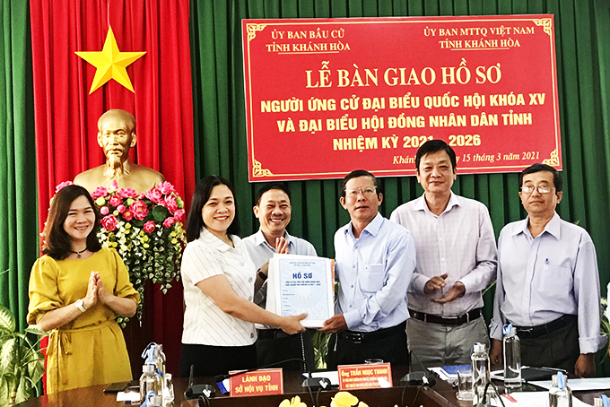 Ủy ban Bầu cử tỉnh: Bàn giao hồ sơ người ứng cử đại biểu Quốc hội và HĐND tỉnh