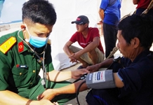 Quân y đảo An Bang cấp cứu ngư dân uống nhầm axit