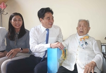 Đồng chí Phó Bí thư Thường trực Tỉnh ủy Nguyễn Khắc Toàn thăm, tặng quà các gia đình lão thành cách mạng