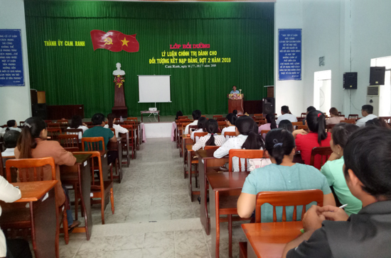 Trung tâm Bồi dưỡng chính trị thành phố Cam Ranh: Tổ chức Lễ khai giảng lớp Bồi dưỡng lý luận chính trị dành cho đối tượng kết nạp Đảng, đợt 2 năm 2018