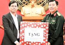 Lãnh đạo tỉnh thăm, tặng quà các đơn vị quân đội