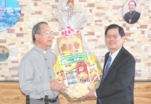 Ông Nguyễn Tấn Tuân thăm, chúc mừng Giáng sinh tại nhà thờ Chánh Tòa và giáo xứ Phù Sa