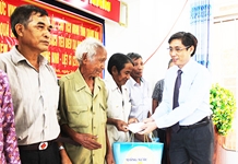 Thăm, tặng quà gia đình chính sách tiêu biểu