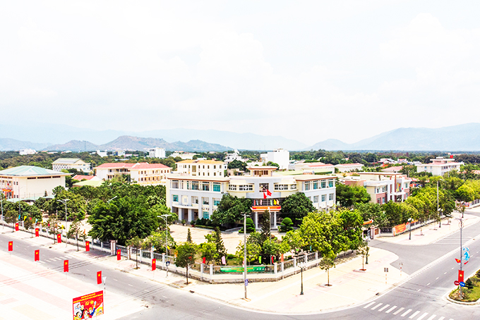 Thu hút mọi nguồn lực xây dựng Cam Lâm phát triển toàn diện