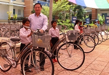 Bí thư Tỉnh ủy Nguyễn Khắc Định trao 100 xe đạp cho học sinh nghèo xã Thành Sơn