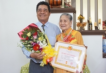 Bí thư Tỉnh ủy trao Huy hiệu 70 năm tuổi Đảng cho đảng viên lão thành