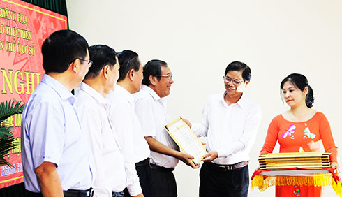       Xã hội     Y tế - Sức khỏe     Giáo dục     Môi trường – Đô thị  Thực hiện Quy chế dân chủ ở cơ sở: Nhiều cách làm hay