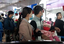 Khuyến cáo đeo khẩu trang tại bến tàu, nhà ga