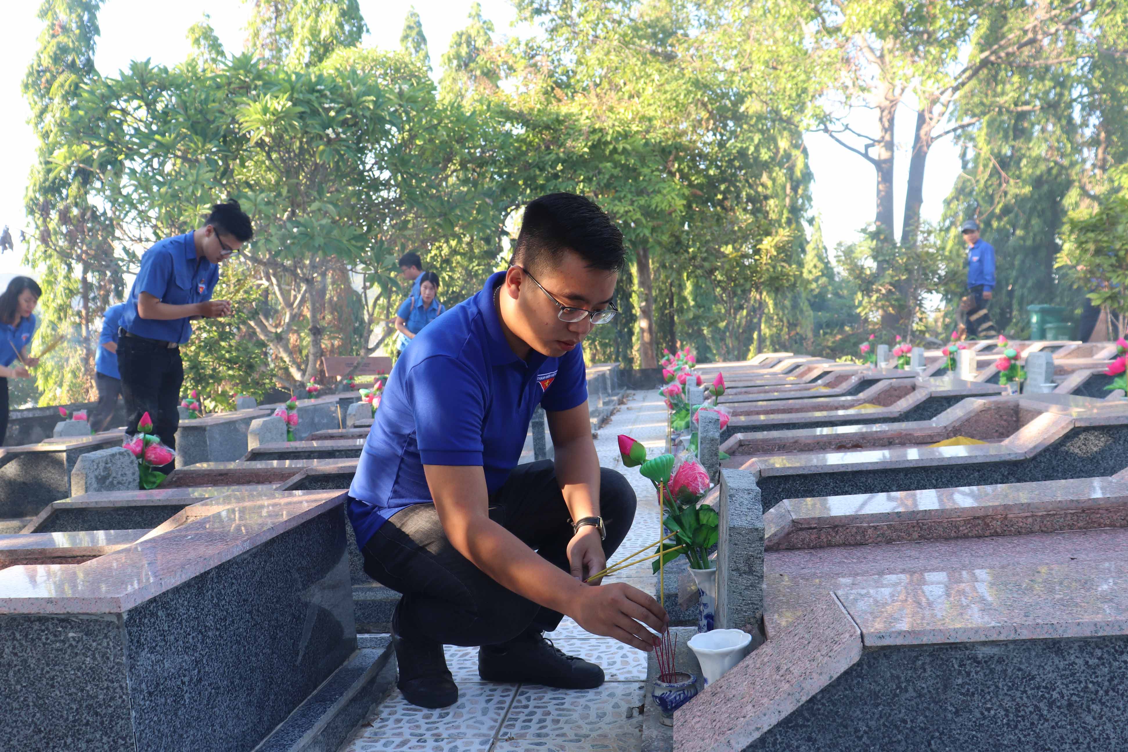 Gần 500 đoàn viên, thanh niên viếng nghĩa trang liệt sĩ Hòn Dung