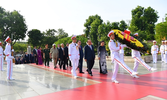 Lãnh đạo Đảng, Nhà nước, Quân đội tưởng niệm các anh hùng liệt sĩ và vào Lăng viếng Chủ tịch Hồ Chí Minh