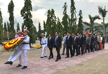 Lãnh đạo tỉnh Khánh Hòa viếng, đặt vòng hoa tại Nghĩa trang liệt sĩ Hòn Dung